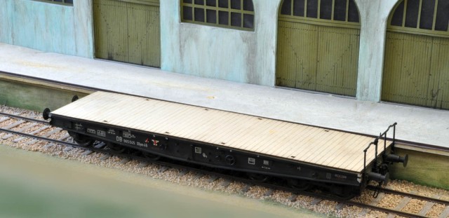 Francis possède plusieurs wagons de marque KISS, à bogies de 3 essieux. HaxoModele produit des planchers en bois véritable, découpés au laser destiné à ce modèle.