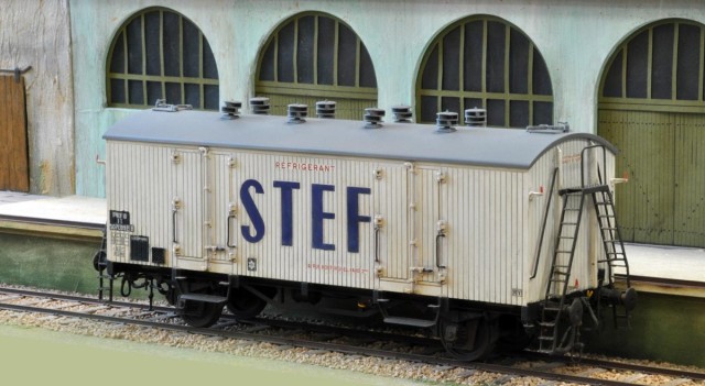 Le wagon STEF de Jarry "sauvé" et patiné qui peut prendre sa place dans le prochain train de messageries.