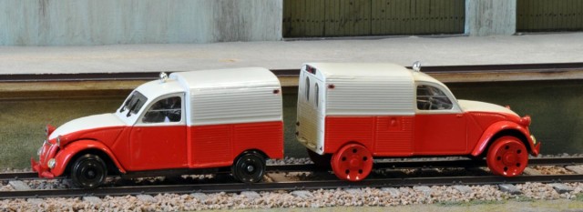 Ce n'est pas une nouveauté, mais c'est encore disponible, la draisine sur base de 2 CV Citroën de chez HACHETTE. à gauche le modèle motorisé dont les roues métalliques captent le courant. à droite le modèle tel que vendu.