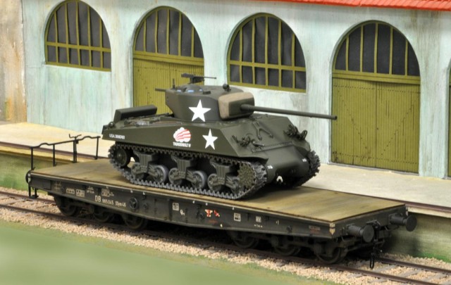 Et revoici le wagon de marque Kiss porte-char. Le plancher a été patiné aux terres à décor et un char Sherman (réellement au 1/43ème) M4A3 y a pris place. Le char devra être transformé et mis en disposition "transport" et non combat !