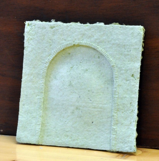 Philippe pense avoir trouvé la solution en utilisant le classique papier mâché. Ici des boîtes à œufs trempées dans l'eau, mixées, auxquelles ont ajoute une colle pour assurer le maintien. Le démoulage se fait après un séchage qui est assez long, 48 h pour bien faire nous dit-il. Bon il faudra du temps, mais c'est un loisir...