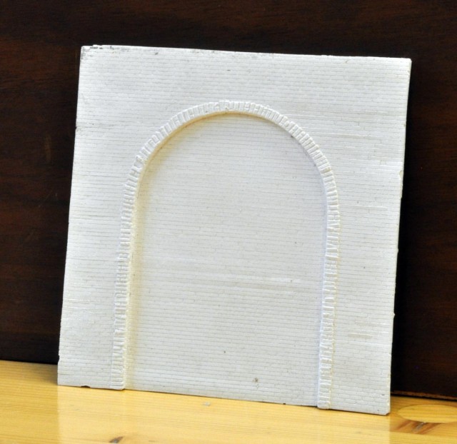 Ici c'est un moulage en plâtre synthétique (donc en réalité une résine qui a l'aspect du plâtre). Le résultat est bon, même trop d'après l'avis de Philippe qui souhaite que des variations et des dégradations dues à l'âge soient visibles dans ses grandes longueurs.