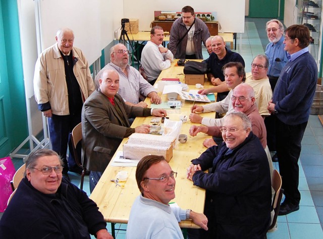 Non, ce ne sont pas les participants à notre réunion de 2016, mais ceux de la rencontre du 12 octobre 2010. Nous étions 16, et Jacques Willot est debout sur le coté gauche de la photo.