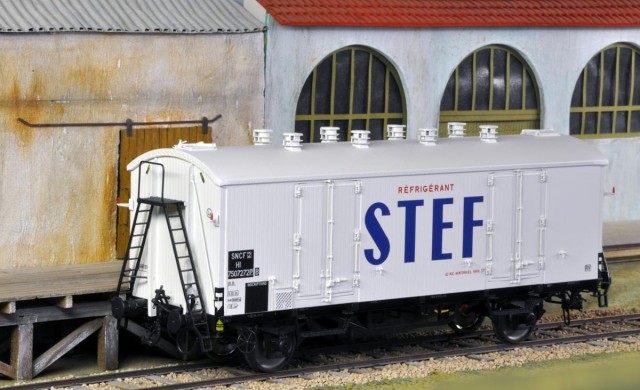 Ce wagon STEF de chez AMJL a été délicatement réparé suite à une chute. Pièces tordues et peinture écaillée aux angles de la toiture.