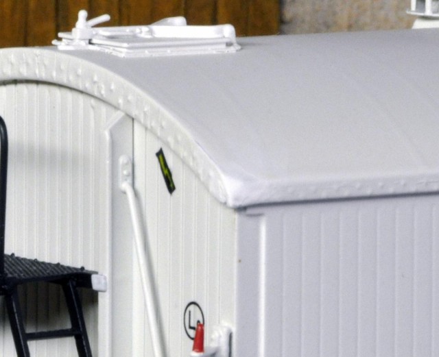 Ce fort grossissement permet de constater que les retouches à l'angle de la toiture sont presque invisibles. Plusieurs ponçages fins alternés de fines couches de blanc au pinceau fin auront été nécessaires. Opérateur, Christian.