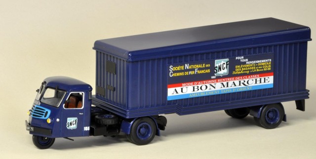 Pierre présente le tracteur FAR et la remorque SNCF "Au bon marché" de la collection presse "semi-remorque" de ALTAYA pour 29 € avec frais de port ou 25 € en librairie à la parution.