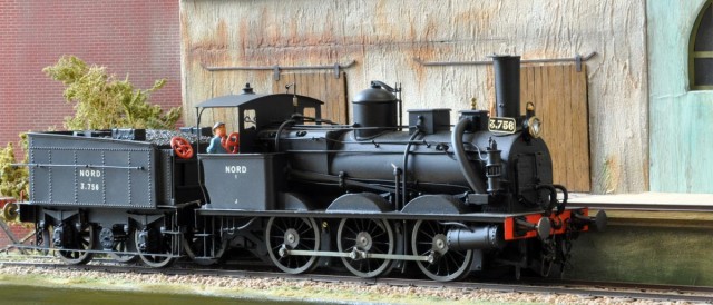 Pierre nous apporte une 030 NORD type Mamouth pour trains de marchandises. Modèle construit en 1997 par Derek Lucas. Utilisation de pièces Kit Zéro, et de pièces approchantes britanniques. En cours de digitalisation. Motorisation MSC.