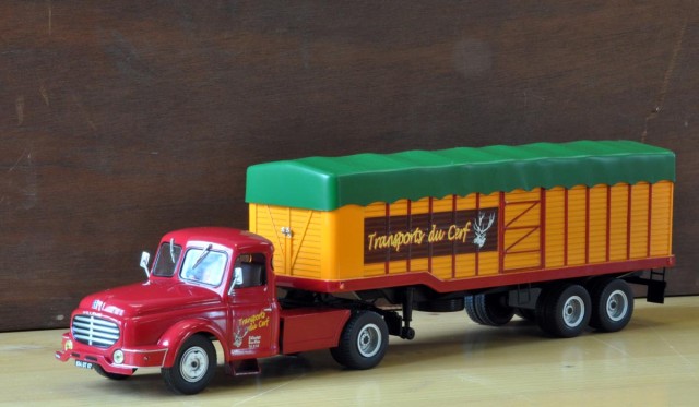 Damien nous a fait admirer dans la gamme bon marché qui ravit les "zéroïstes", la diffusion ALTAYA (moulage IXO) du tracteur Willeme LC 610 et la remorque en décoration "transports du Cerf".