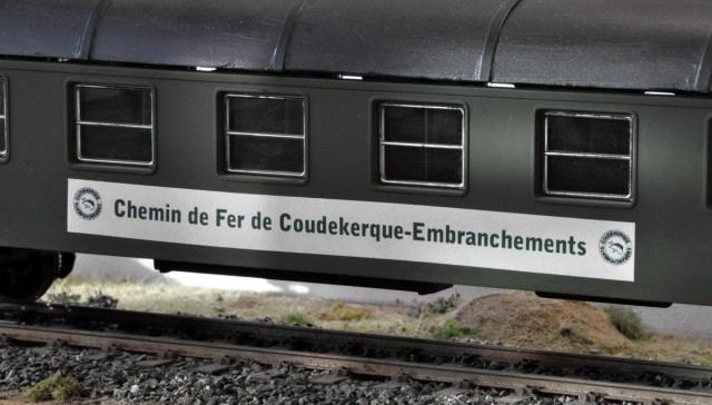 Ludovic en a profiter pour réaliser une voiture du Chemin de Fer de Coudekerque Embranchements, compagnie imaginaire mais plausible. Le modèle a subi un ponçage de la toiture en particulier des aérateurs, et un collage de couvre-joints plus rustique. Si la toiture n'est pas jointive à la caisse, c'est qu'elle est encore amovible : les voyageurs devront y prendre place.
