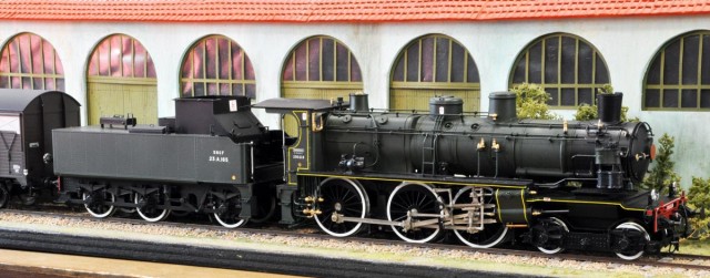 Une beauté : la 230 D de Fulgurex. Francis a fait modifier la cheminée (type échappement Lemaître de plus grand diamètre) et la chaudière a été repeinte en léger satiné. Des phares Marchall équipent maintenant la locomotive et le tender. Vraiment une très belle pièce au très bon fonctionnement.