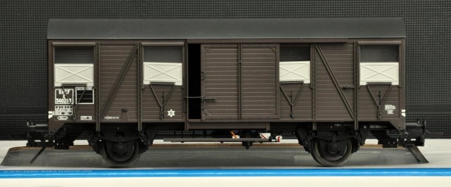 Neuf sur sa boîte, le wagon LENZ réalisé à la demande de CHREZO. Attelages à élongation LENZ démontable et remplaçable par l'attelage à vis joint. Les volets sont mobiles et découvrent une représentation des deux ouvertures grillagées et des deux autres à barreaux. La porte est ouvrante et peut être bloquée en deux positions de semi ouverture, comme en réalité.<br /><br />Les inscriptions sont conformes (ici époque III), et contrairement à ce que j'ai avancé un moment les boîtes d'essieux aussi (voir la photo du modèle réel ci-dessous). Les volets sont bien en métal à la livraison. Suite à la rouille, il furent plus tard repeint de la couleur de la caisse lors de l'entretien. Ces modèles ont été équipés dès l'origine de supports de lanternes UIC. Seuls les tampons sont à changer pour des modèles OCEM par les puristes. Par contre l'absence des porte-étiquettes sous la cadre "inscriptions" est à combler. Consulter aussi éventuellement la photo du modèle AMJL qui est correct. Un beau modèle à 135 € en version française. Existe en brun foncé et en rouge UIC.