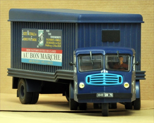 Nous terminerons avec ce tracteur FAR qui a reçu un conducteur, et après démontage complet, une couche de vernis mat. Après remontage, une patine ( boue et poussière de RailColor) terminée par quelques touches de terre à décor ombre naturelle.