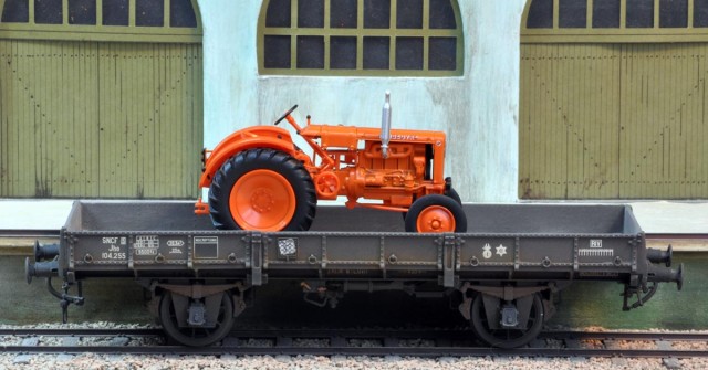Mais avouez que chargé d'un gros tracteur Vendeuvre (pas encore arrimé ici) il présente bien.