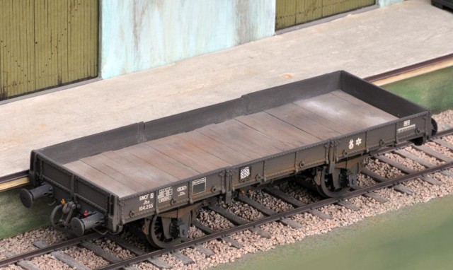 Ce modèle livré en kit par Alain Jarry est une construction de Christian. Alain Jarry ne vend pas sous forme de kit, mais a fait une exception dans le cas présent. Sans notice, mais heureusement les wagons OCEM 29 n'ont pas été rares. Il n'y a pas ici de photogravure, rien que de la fonderie et du laiton usiné. à vide, comme sur cette photo, le modèle dépasse déjà le poids proposé par la NEM (1 g / mm).