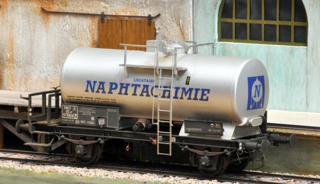 Cette citerne et la suivante sont des modèles BRAWA "allemands" repeints et "francisés" par Christian. Peinture, décalques maison complètement redessinés, supports de lanternes DB remplacés par les modèles SNCF, inscriptions redessinées, marquages du type de frein, porte-étiquettes...tout cela est refait, d'après photo d'un modèle réel.