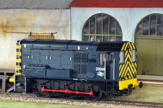 Une sacrée gueule ! La visibilité depuis la cabine devait être réduite ! En main, c'est du lourd. Ces deux machines (la 060 et ce Class 08) n'ont pas circulé sur les lignes françaises, mais feront merveille sur un embranchement particulier. Quitte à refaire une peinture de la caisse.