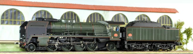 La 141 P de MTH déballée par François. Aux environs de 1700 €. Magnifique ! Décodeur sonore inclus. Comme tous les modèles MTH (aux USA, en majorité, on préfère ce qui roule, on n'achète pas pour la vitrine), c'est construit pour rouler, quitte à avoir moins de finesse. Mais MTH a su s'adapter au marché européen, sans perdre les qualités fonctionnelles.