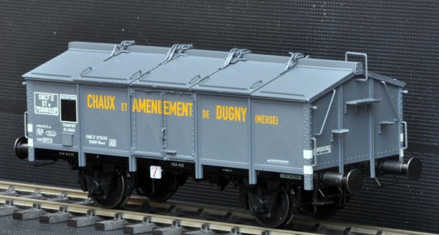 La version grise "DUGNY" est vraiment jolie et apporte une note un peu plus claire dans les rames. Comme pour les citerne BRAWA ci-dessous, Christian remplacera les porte-étiquettes gravés par des modèles en métal découpé chimiquement. Les supports de lanternes seront aussi remplacés par des modèles français pyramidaux. Sans être obligatoires, ces transformations permettront d'approcher le sans faute sans grosses difficultés. La comparaison avec les diagrammes et les photos permet d'affirmer que les modèles sont de belles réalisations fidèles.