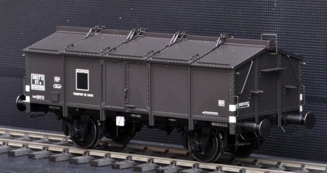 Le wagon transport de chaux de Schnellenkamp en teinte brun. Les livraisons sont en cours. CHREZO a sollicité l'artisan allemand pour qu'il fasse réaliser deux décorations françaises de son modèle. Les châssis sont des OSM type tombereaux connus et appréciés. Il est possible d'y fixer des systèmes à élongation qui peuvent recevoir les attelages type LENZ, ou d'y placer des attelages à vis. Toutes les pièces sont livrées, ainsi que les 1/2 accouplement de freins. Les couvercles ne sont pas mobiles.