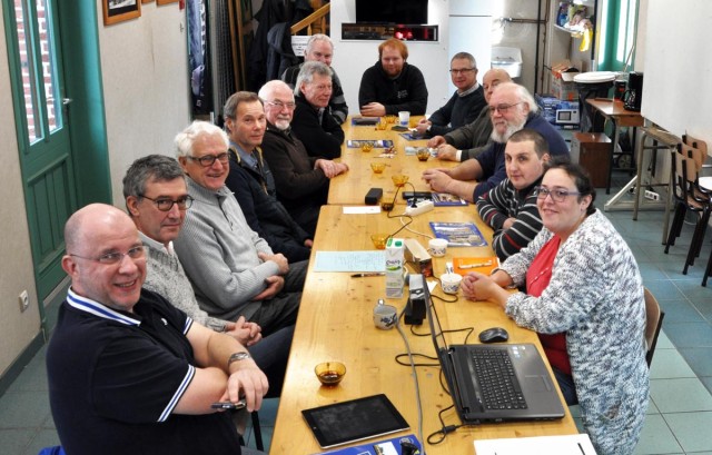 Le café a été consommé, et la réunion est commencée... Comme d'habitude, Christian est caché derrière l'appareil photo, et éléonore nous rejoindra pour le repas...
