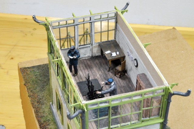 Le kit terminé, il reste à réaliser un poêle, des aménagements intérieurs et des figurines (pièces du commerce très modifiées ) afin de donner vie à ce beau poste d'aiguillage. Aménagement intérieur complet, on peut lire l'heure à la pendule.