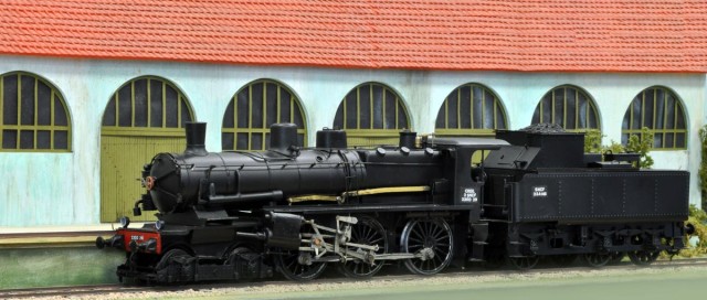 Pierre présente sa dernière trouvaille achetée sur Ebay. Cette 230 D « LAVIE DU RAIL » (produite il y a 30 ans par Atelier du Château d’Eau) a été montée en utilisant quelques pièces KIT ZERO et SEMBLAT (d’après le vendeur, sans que l’on n’ait pu repérer lesquelles sur le modèle). Certaines roues ont été remplacées par des roues Slater’s.