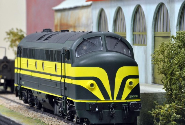 Fort belle peinture délicate à réaliser avec les bandes jaunes complexes.