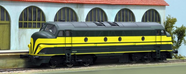 Présenté par Eddy : Gros nez SNCB – 202016<br />Modèle sur base du modèle NOHAB de Heljan, échelle 1/45. Le prototype est construit par la Société Franco Belge à La Croyère. Modification perso  : remplacement intégral des phares, suppression de la porte dans les faces frontales, construction intégrale du réservoir gazoil et de la caisse à batterie, adaptation du bas de caisse, modification de la prise d'air et de la cheminée pour le chauffage des voitures voyageurs. Livrée d'origine sortie usine.