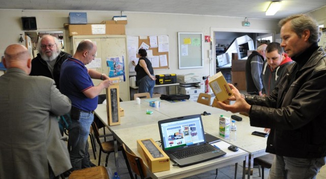 Ensuite une pause permet à chacun de sortir qui sa dernière acquisition, qui sa dernière construction/amélioration. Sur la photo c'est le moment de la remise aux acquéreurs d'une commande groupée chez Schnellenkamp, commerçant allemand spécialisé dans le Zéro, qui rachète des fins de série, des moules, ou fait réaliser de nouveaux modèles.