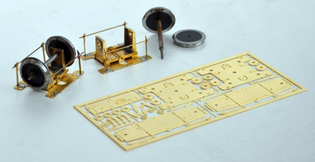 Voici la plaque de laiton photogravé/photodécoupé de 0,4 mm d'épaisseur, qui permet de monter une assise 3 points. Le but du jeu est d'équiper des châssis anciens en matière plastique (Lima, Pola...) avec des essieux fins de bonne qualité, tout en ayant un léger jeu de bascule de l'un d'eux, garantissant ainsi une pose continue des 4 roues. Montage de démonstration par Patrick.
