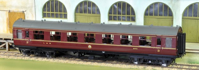 Voiture de 3° classe du LMS par MTH. Pierre M. a acquis une rame de voitures du LMS dont voici la 3ème classe. Photo du dessous : un détail.<br /><br />Pierre possède désormais une rame de 7 voitures LMS, 4 voitures de 3°, une première, une première/fourgon et un fourgon !