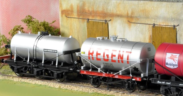 La citerne à trois essieux est de marque Dapol, à 80 euros environ.<br /><br />La citerne à deux essieux de marque Dapol (reprise de la marque Lionheart Models dont les modèles continuent ainsi).<br /><br />Il s'agit d'un "Air Ministry 14 Ton type A Tank Wagon" ou en langue française, un wagon citerne Type A de 14 t du ministère de l'air. Original construit entre 1937 et 1944. Prix environ 50 euros.