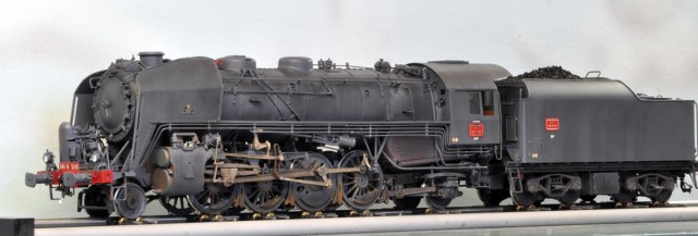 La 141 R 510 est un kit Semblat monté par Marc Guyet (qu'il en soit remercié).<br /><br />Patrick voulait une machine qui ne soit pas "celle de tout le monde". Après recherche de documentation, il a découvert qu'une 141 R avait résidé sur le même dépôt toute sa carrière, à La Délivrance (Lille). De plus elle possède une roue motrice Boxpock (et non à rayon) et une caisse de tender soudée (non rivetée).<br /><br />La machine a subi une patine réaliste 1948-1949.
