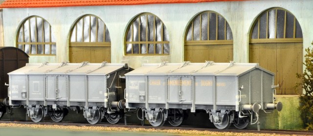 Ce sont les wagons à chaux présentés "propres et neufs" lors d'une réunion antérieure ont reçu des supports de lanternes pyramidaux, des cadres à étiquettes HM fonctionnels et très fins, et une patine. La chaux accroche ainsi toutes les surfaces, dessus, côtés et dessous ! On distingue à peine ici la teinte d'origine brune du wagon de gauche et grise de celui de droite. Wagons de Christian T.