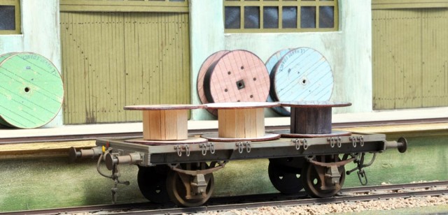 Christian T. a monté ce petit kit Slatter's en le simplifiant. Simple wagon plat destiné aux travaux sur une ligne privée.