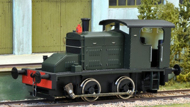 IXION - FOWLER - 0-4-0 (020 en France)<br /><br />http://www.ixionmodels.com<br /><br />Petit engin diesel à bielles, industriel et « grands réseaux » - GWR et LMS en ont disposé. Deux livrées chez IXION : vert sans marquage ou en version GWR.<br /><br />« Numérisable » avec un décodeur 8 broches. Le prix de vente : £ 225 (environ 258 €)