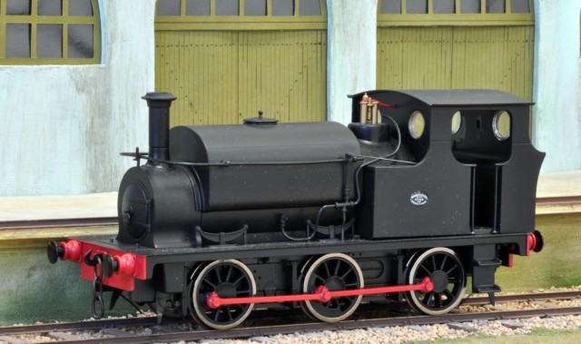 IXION - HUDSWELL CLARKE - 0-6-0 (030 pour les continentaux!)<br /><br />http://www.ixionmodels.com<br /><br />Petite locomotive industrielle produite dans la réalité à plusieurs milliers d’exemplaires pendant une cinquantaine d’année.<br /><br />IXION l’a déclinée en 4 couleurs, rouge, verte pomme, noire et vert sapin. Seule cette dernière est encore disponible chez le fabricant.<br /><br />Facilement « numérisable » avec un décodeur 8 broches. Le prix de vente : £ 225 (environ 258 €).
