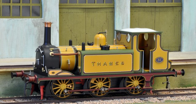 DAPOL - A1/A1XX TERRIER - 0-6-0 (toujours une 030 !)<br /><br />https://www.dapol.co.uk/shop/o-gauge<br /><br />Une petite 030 construite par le LBSC (London Brighton &amp; South Coast Railway).  Cette machine a la particularité d’avoir un extrêmement petit gabarit !<br /><br />DAPOL a sorti une petite dizaine de livrées des origines à la préservation, soit en livrée LBSC, puis Southern Railway et même British Railways.<br /><br />Disponible en analogique, ou numérique  sonore. Il est possible de « numériser » avec un décodeur 21 broches.<br /><br />Prix de vente affiché par DAPOL de £ 225 à £ 410. (environ 258 € à 471 €). Vues chez TOWER MODELS à des prix de £ 189 à £ 345 (environ 217 € à 345 €).<br /><br />http://tower-models.com/