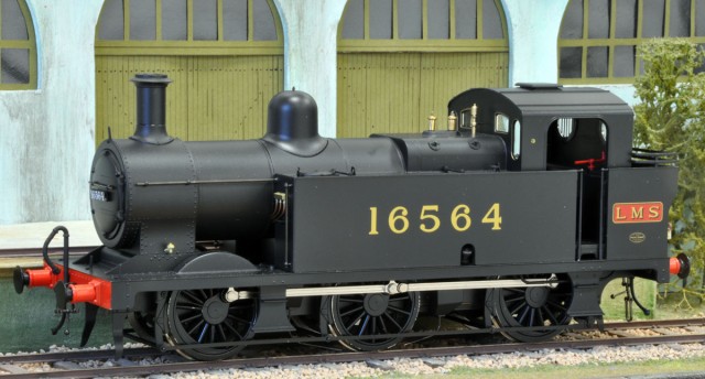 DAPOL - FOWLER 3F « JINTY » - 0-6-0 (une fois de plus une 030)<br /><br />https://www.dapol.co.uk/shop/o-gauge<br /><br />A roulé en France dans le Dunkerquois entre autres (mais pas seulement), de 1945 à 1948 environ, immatriculées 030 TW à la SNCF.<br /><br />DAPOL a sorti une petite dizaine de livrées des origines à la préservation, soit en livrée LBSC, puis Southern Railway et même British Railways.<br /><br />Disponible en analogique, ou numérique sonore. Il est possible de « numériser »  avec un décodeur 21 broches.<br /><br />Prix de vente affiché par DAPOL de £ 225 à £ 400. (environ 258 € à 460 €). Vues chez TOWER MODELS à des prix de £ 191.25 à £ 345 (environ 219 € à 397 €)<br /><br />http://tower-models.com/