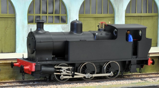 MINERVA - KERR STUART VICTORY - 0-6-0 (encore une 030 !)<br /><br />https://www.minervamodelrailways.co.uk/<br /><br />Construite avant la guerre de 14 pour le War Department, ces engins n’ont pas quitté les ports des îles britanniques, mais ne seraient pas ridicules sur un réseau français.<br /><br />MINERVA a sorti 3 livrées : noire, rouge et verte. Disponible en version analogique, numérique et numérique sonore ! Les prix sont respectivement de £ 282.50, £ 332.50 et £ 402.50. (environ 325 €, 382 € et 463 €)<br /><br />Un kit de photogravure existe pour modifier les caisses à eau et les rendre rivetées. MINERVA a également sorti une petite 020 industrielle.