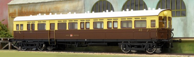 Production Dapol  "autocoach" voiture anglaise de 1920 à 1970 circulant sur voies secondaires. Environ 170 £ (modèle analogique).