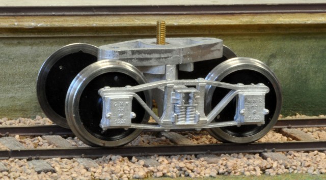 Bogie TP anglais de Connoisseur models. La paire, en métal blanc (environ) 40 €. Ce ne sont pas exactement les bogies TP si répandus en France, mais presque. Il faut limer un peu les surfaces des boîtes et les remplacer par collage. Actuellement, se procurer des modèles français conformes revient 4 fois plus cher.