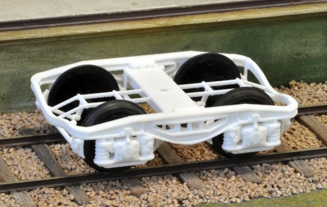 Bogie Y 25 vendus par paire chez Shapeways pour une valeur de (environ) 30 €. Shapeways est une entreprise britannique qui réalise des pièces en impression 3D. Sur ces vues très agrandies, on perçoit les petites irrégularités dues à ce mode de fabrication. Ici, à l'échelle zéro, un léger ponçage lissera les surfaces. Allez regarder https://www.shapeways.com/marketplace/miniatures/trains . Il est assez facile de leur faire imprimer vos créations (Dessin 3D).