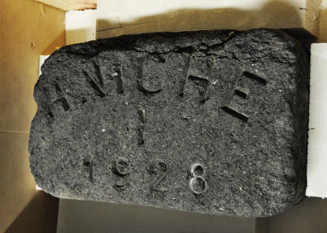 Des discussions ayant eu lieu sur le forum au sujet des indications portées sur les briquettes, le Musée du RMC59 apportait la preuve que des évolutions ont forcément eu lieu sur plusieurs dizaines d'années.