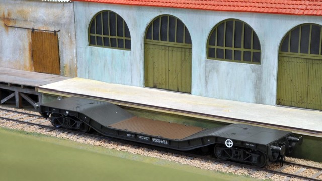 Le beau wagon surbaissé War Department et ses bogies si proches des modèles montés sur les TP français. Production britannique à moins de 100 € et utilisable en France. Il faudra les marquages...