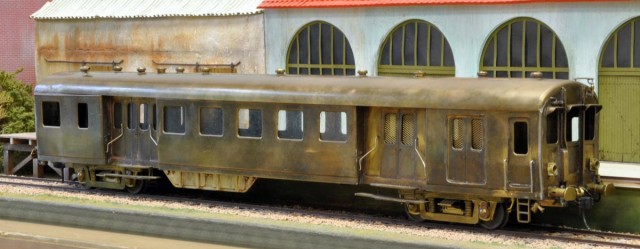 Voiture U46 d'embranchement avec son extrémité fourgon et compartiment pilote pour la réversibilité.
