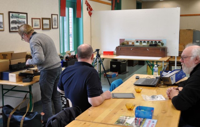 ‌En fin de réunion, il est 16 h, presque tous sont repartis et c'est le rangement de toutes les pièces présentées dans leurs boîtes...