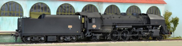 Modèle reproduit sur la base d'une 141 R 1 Sunset digitalisée : la 141 R 290 de Sarreguemines assurant le service omnibus vers Sarrebruck en 1967.  <br /><br />Le tender a été débarrassé de ses rivets par ponçage (utilisation de cabrons et rifloirs).<br /><br />Ajout, modification ou remplacement par pièces Semblat :<br /><br />   -  tender : phares US et prises électriques, coffres de tender derrière la soute charbon et en dessous du châssis, petit réservoir TIA, traverse de traction ;<br /><br />  - locomotive : phares US et prises électriques, turbodynamo, bouchons autoclaves, soupapes, injecteur, bielles de commande de coulisse.  <br /><br />Montage de prise de courant intégrale sur machine et tender. Remise en peinture (partielle) et patine.<br /><br />Un oubli : les écrans pare fumée ont encore le logo Lima (losange) alors qu’il s’agit bien entendu d’une machine Alco (logo rectangulaire), les seules à avoir eu des tenders soudés. En revanche, ces deux fabrications avaient bien des écrans avec renforts alors que les Baldwin sont lisses (par ex 141 R 568). Il parait que lors des levages pouvait parfois intervenir la valse de écrans : une justification a posteriori !