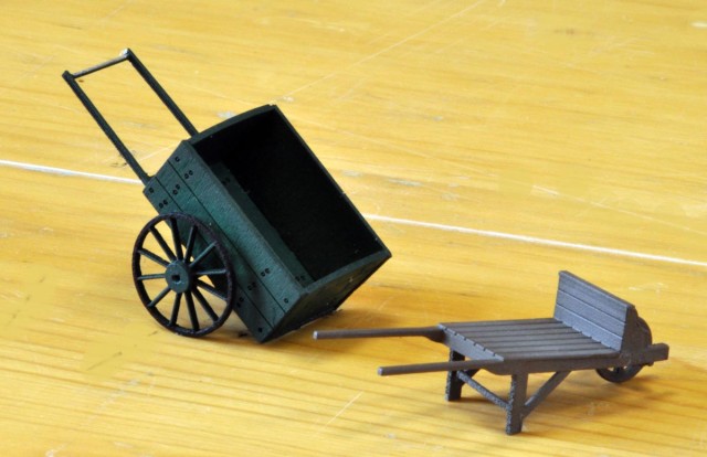 Pierre : Tombereau à bras en carton à découpe laser de marque FERRO-TRAIN. www.ferro-train.com. Aller directement à :<br />https://shop.ferro-train.com/hallingShop/product/home/feinste_miniaturen/spur_0_m145 ça évite de trop chercher sur le site !<br /><br />Brouette en impression 3D trouvée sur le site SHAPEWAYS https://www.shapeways.com/