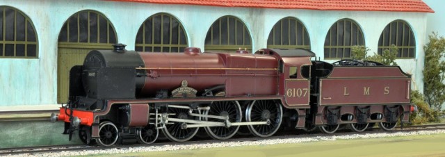 Pierre : 230 Britannique (4-6-0 in english in the text…) de LMS de la class SCOT, n°6207 ayant tiré les rapides Londres (Euston) à Glasgow (Central) des années 1920 à la fin des années 1950. Dénommée « Argyll &amp; Sutherland Highlanders » (célèbre régiment écossais basé à Stirling).<br />Kit d’origine inconnue, acheté sur un site de vente en ligne connu à un prix très raisonnable (moins de £500), montée et peinte. pas encore digitalisée.
